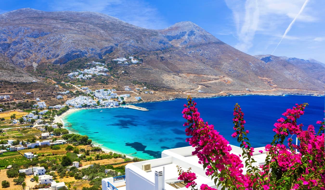 在Amorgos，希腊海岛上的风景如画的沿海场面