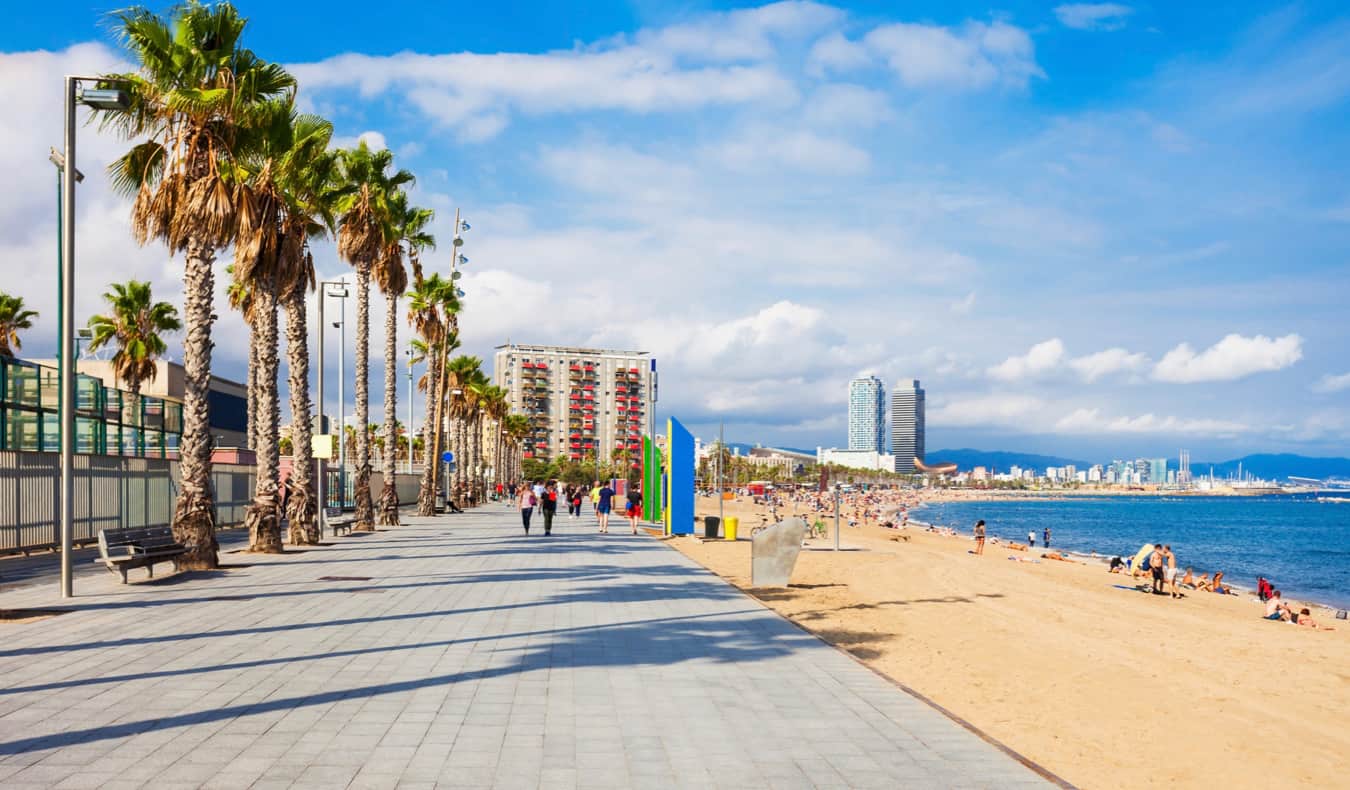 西班牙巴塞罗那海岸的iconc La Barceloneta海滩