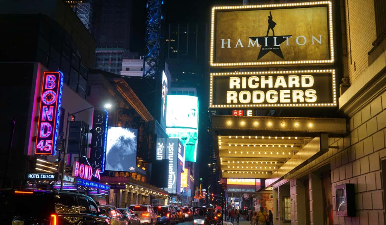 Ein Schild für Broadways Hamilton am Times Square, NYC