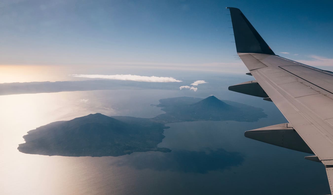 Penerbangan lepas landas melawan langit biru di Amerika Tengah