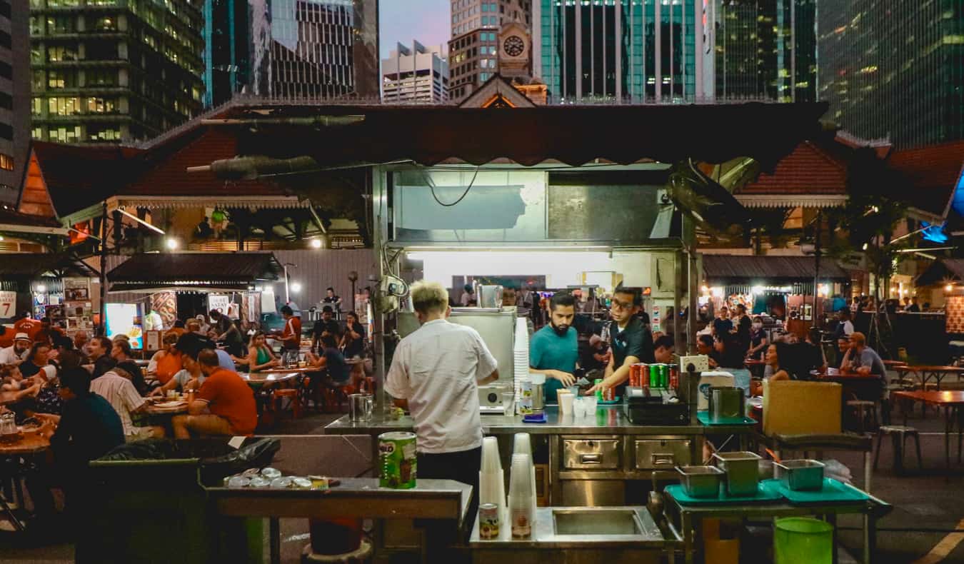 Um vendedor de alimentos na Ásia servindo saborosa comida local