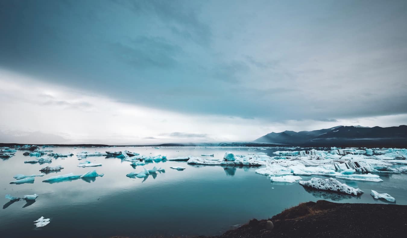 冰山在冰岛的Jökulsár泻湖