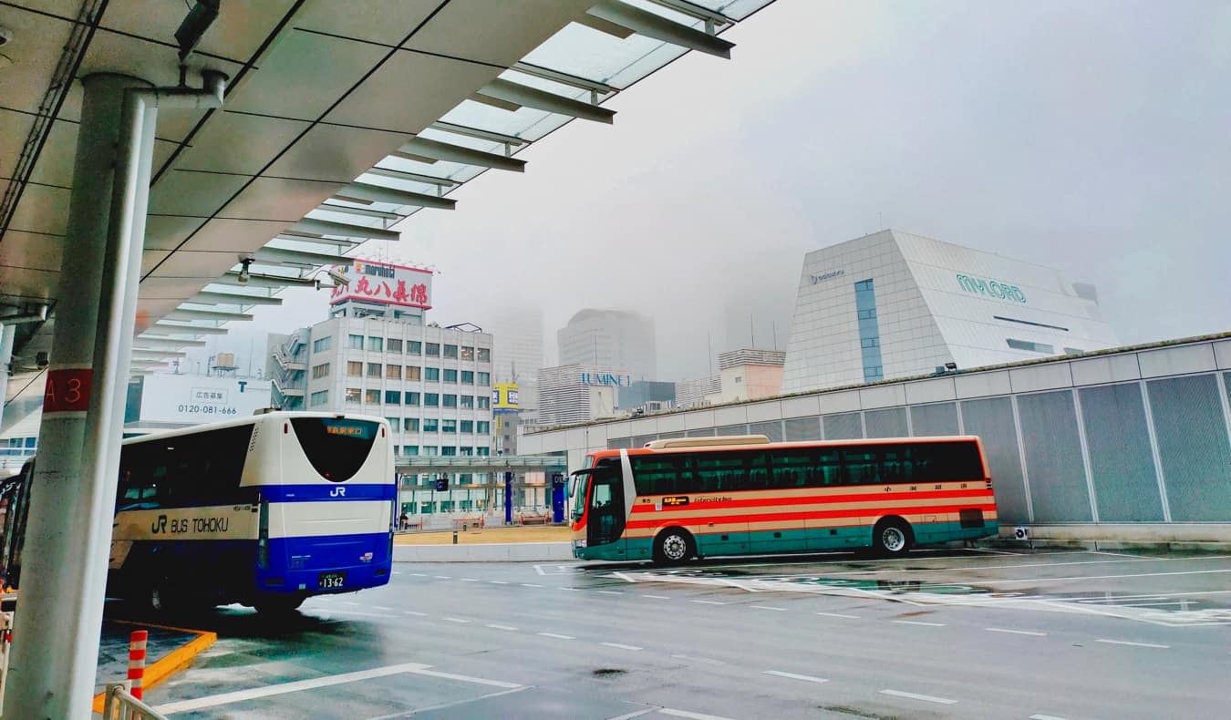 日本停车场里的一辆长途汽车