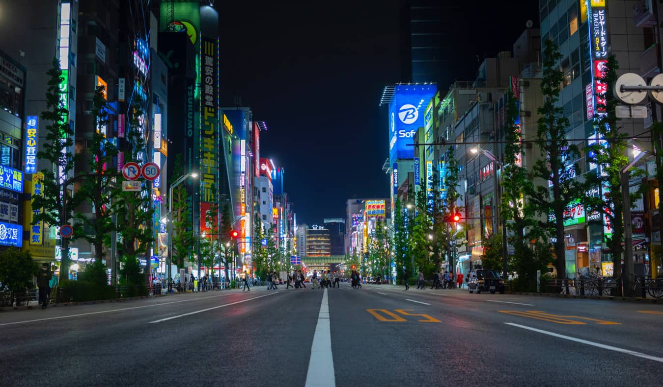 一条空的路的被弄脏的灯在日本在晚上