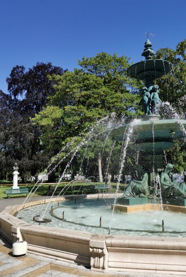 A large fountain in jardin anglais in Geneva, Switxerland
