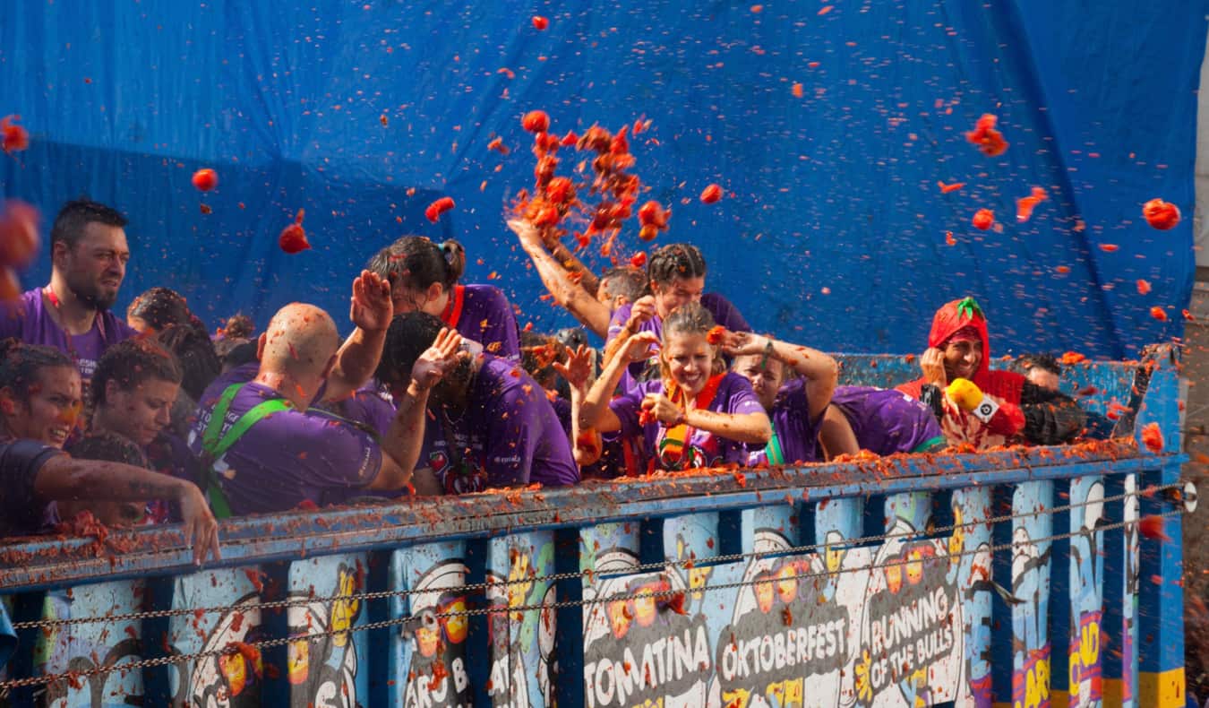 La Tomatina festival.tomato battle in Spain.' Men's T-Shirt