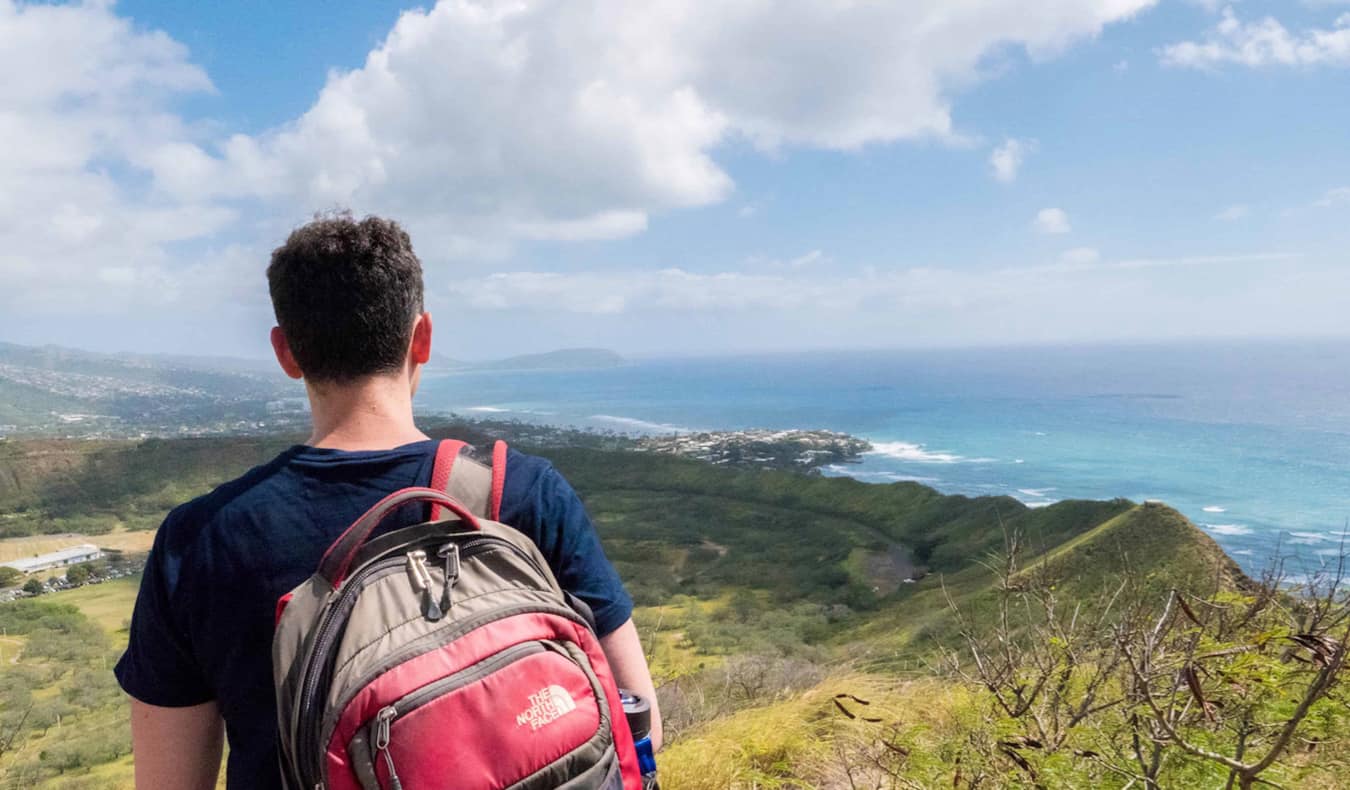 Nomadic马特徒步旅行在海洋附近在夏威夷，美国