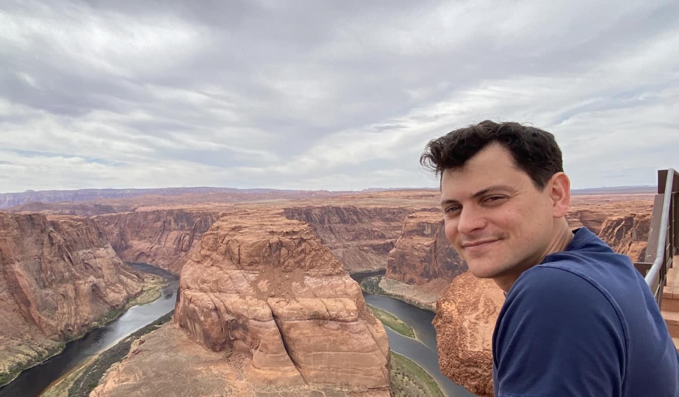 Nomadic Matt looking at Horseshoe Bend in the USA