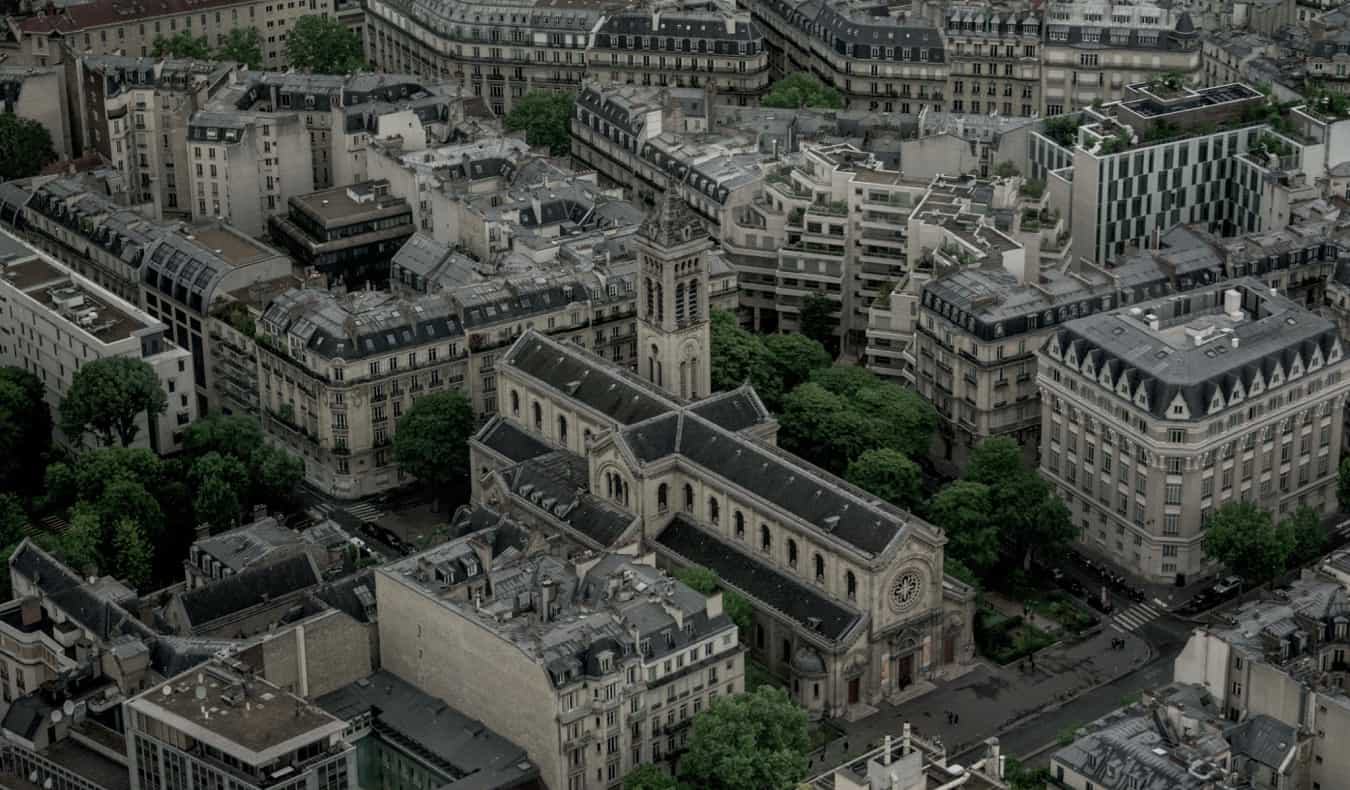 As ruas movimentadas cheias de tráfego em Montparnasse, Paris