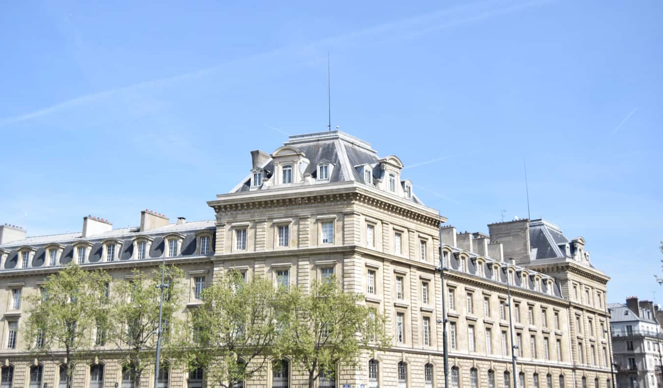 Locais a vaguear pelas ruas do Le Marais em Paris, França