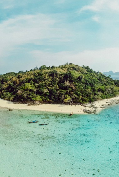 在Ko Phi Phi，泰国附近的宁静的竹岛