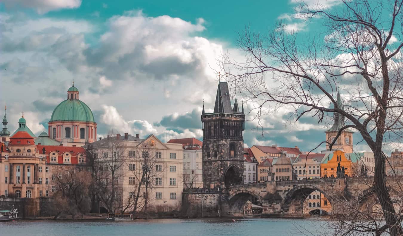 een drukke brug in het historische oude centrum van Praag, Tsjechië