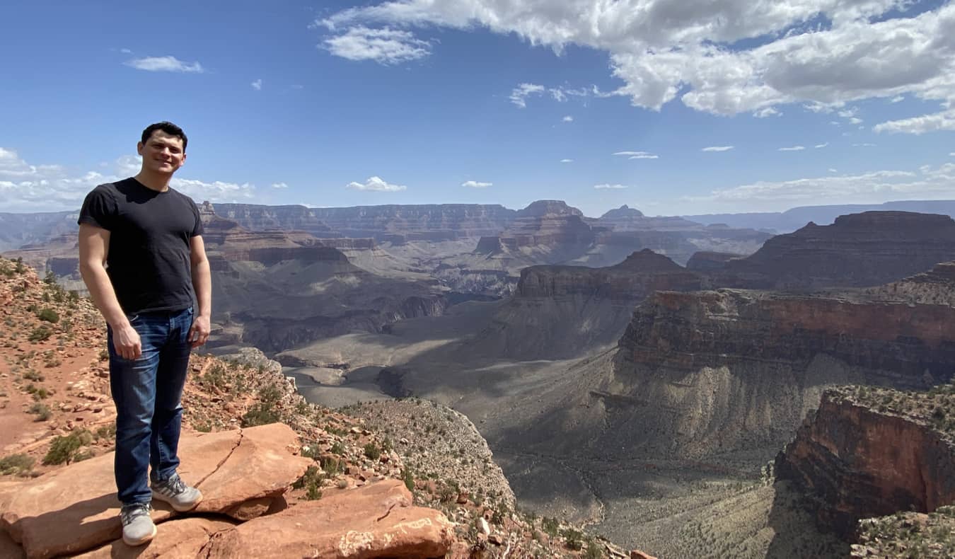 Nomadic Matt posing at the Grand Canyon