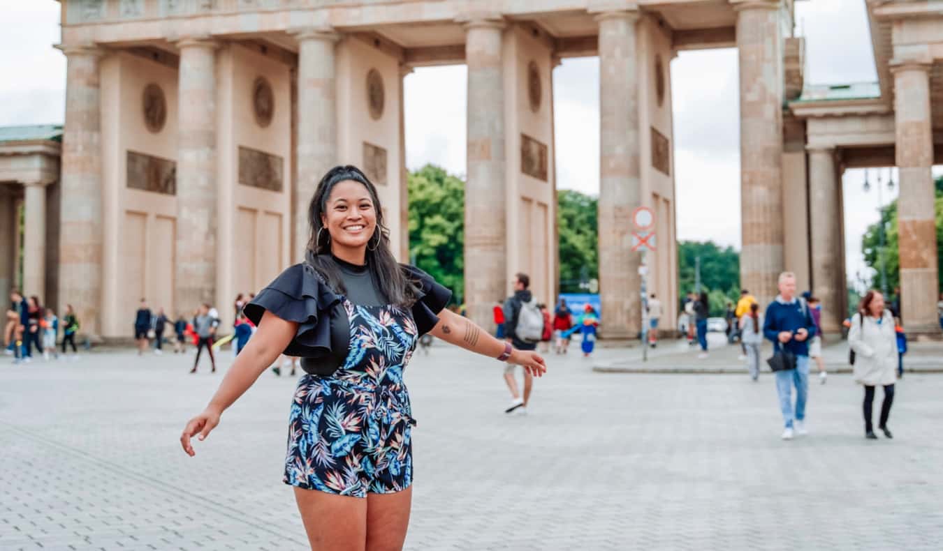 狂热的旅行者艾娃在德国柏林勃兰登堡门附近拍照