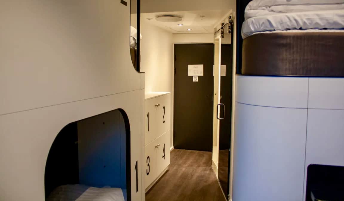 Кровати-капсулы в комнате общежития Next House в Копенгагене, Дания.