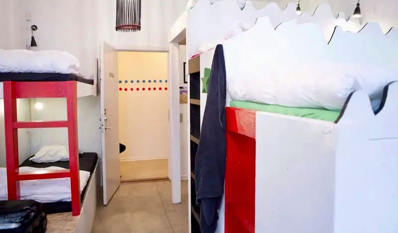 Внутри небольшой комнаты общежития в хостеле Gobalhagen в Копенгагене.