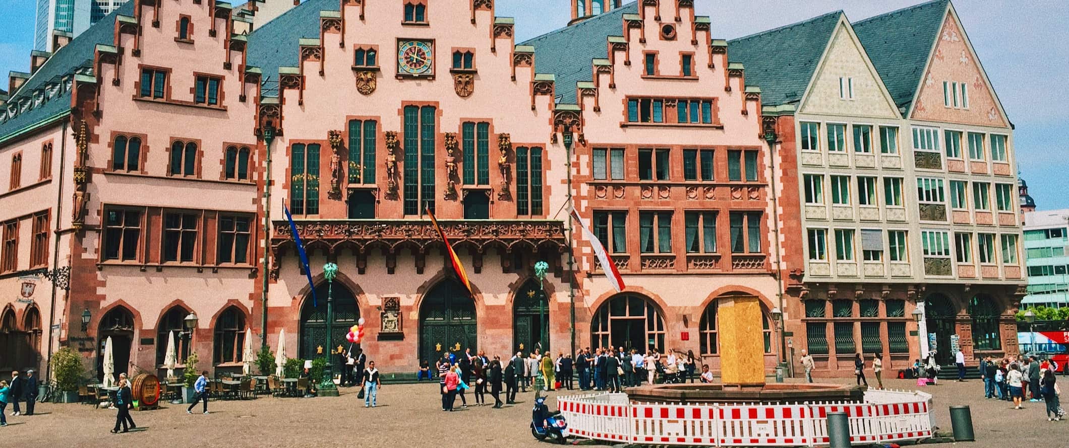 Kleurrijke oude gebouwen langs een plein in Frankfurt, Duitsland