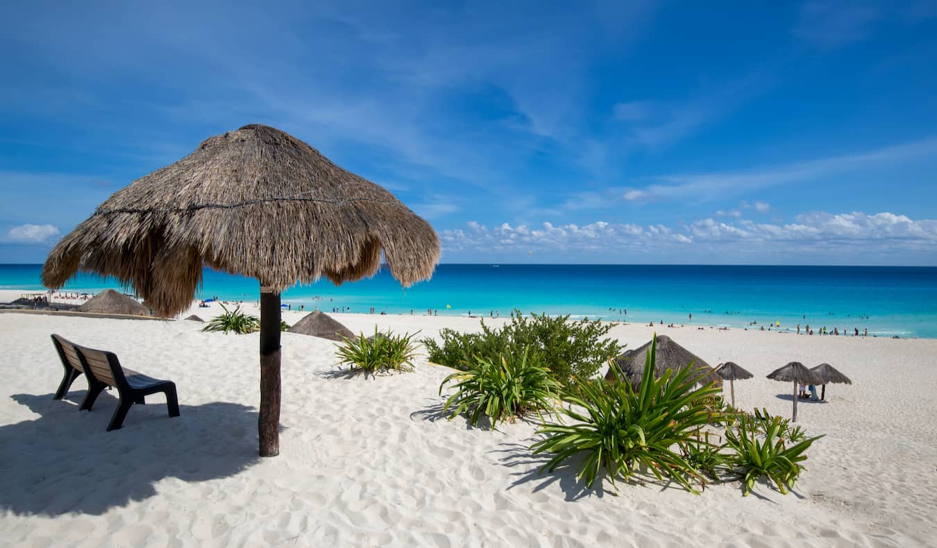 在一个阳光明媚的日子里，墨西哥Cancún海滩的海岸线令人惊叹