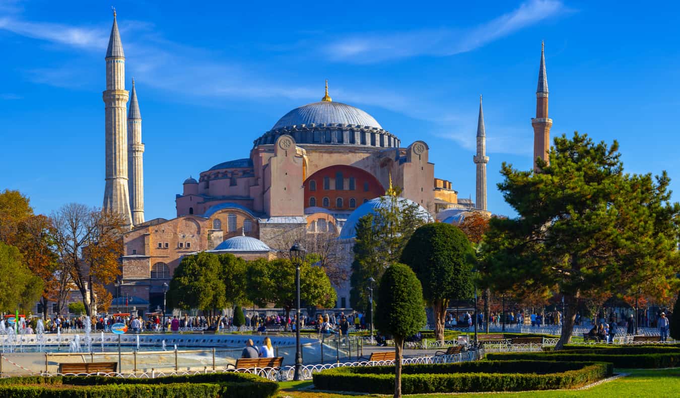 Ikona Hagia Sophia në Stamboll, Turqi, në një ditë të ndritshme dhe me diell