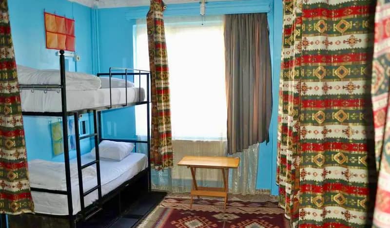 Brendësia e Bahaus Hostel në Stamboll, Turqi, me mure blu në një konvikt komod e të vogël