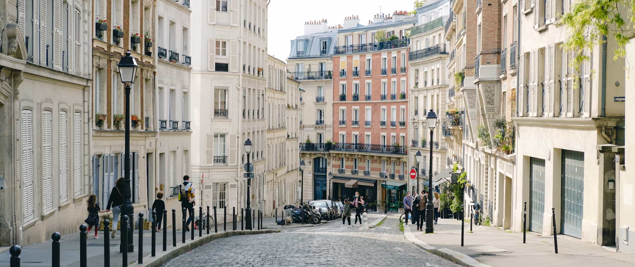 法国巴黎，一条安静的街道和古老的公寓楼