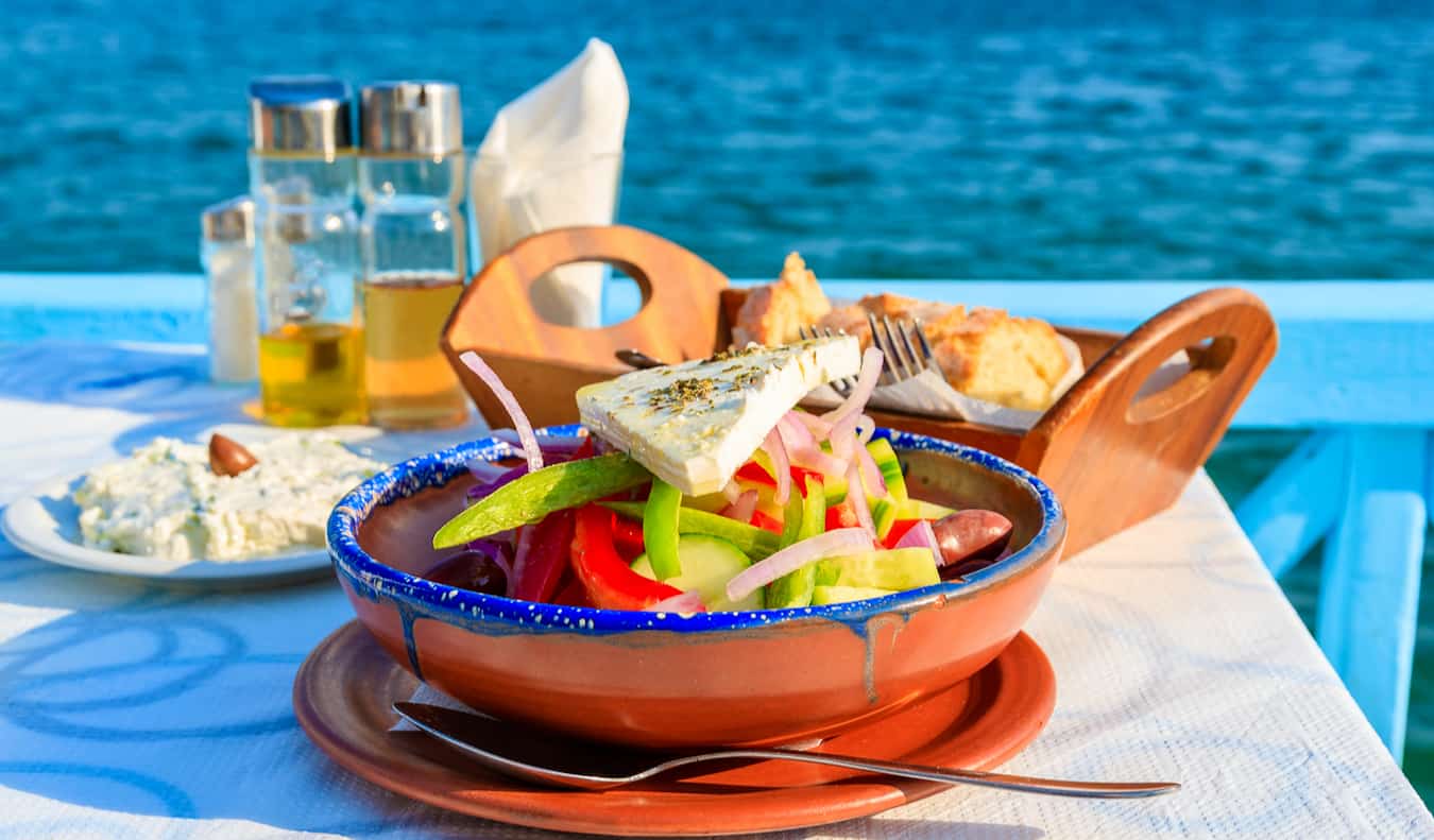 Un délicieux repas grec frais en regardant l'océan dans les îles grecques.