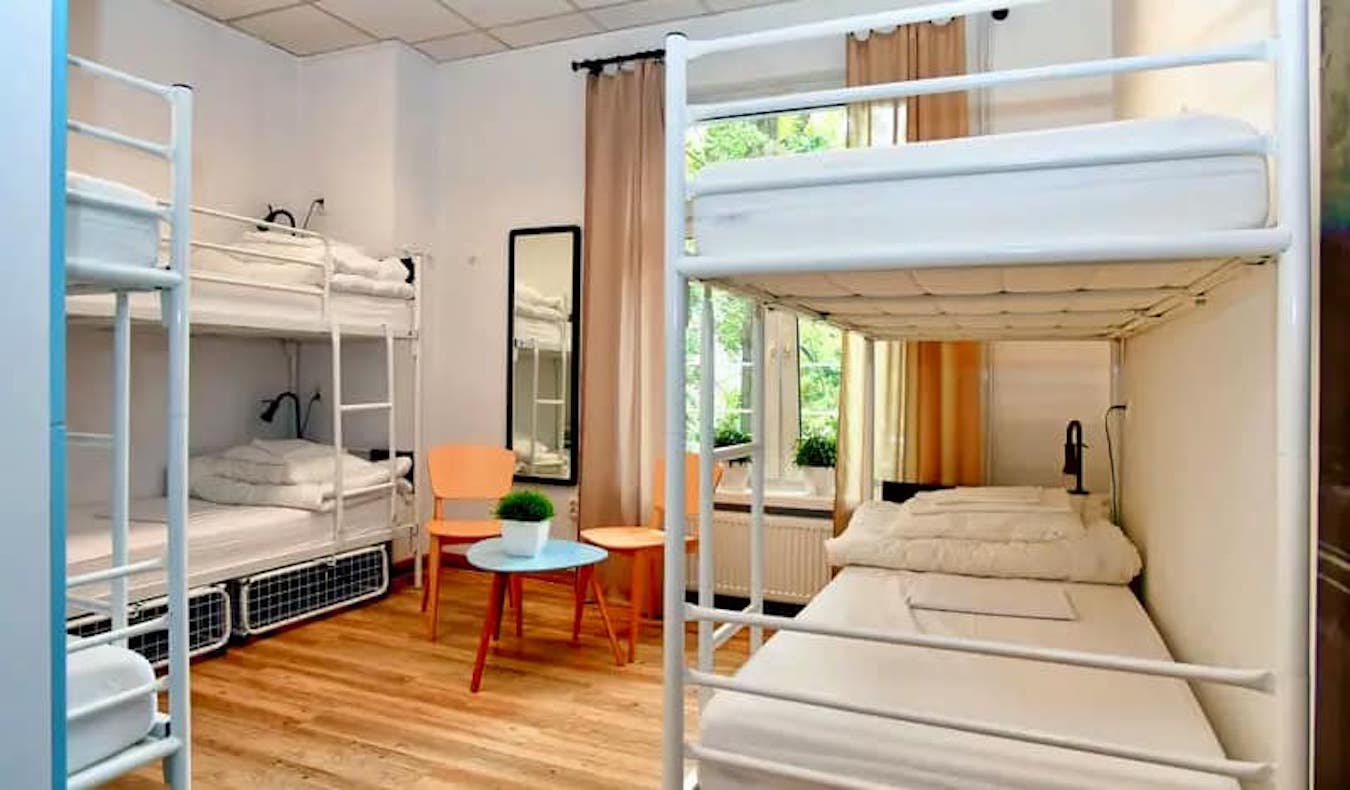 Tempat tidur double yang nyaman di kamar yang luas di Hostel Centrum di Warsawa, Polandia