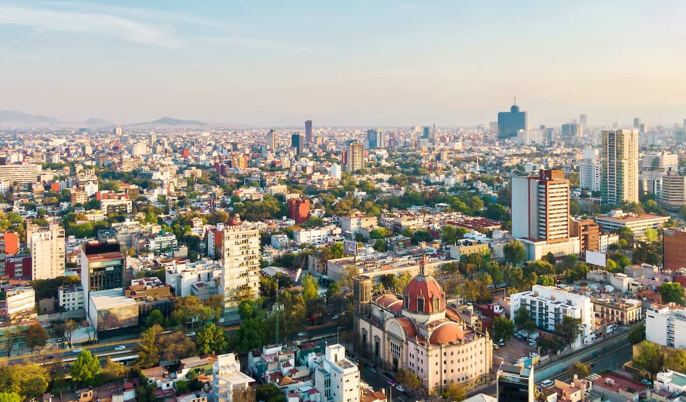 Horizonti i qytetit të Meksikos, Meksikës dhe rrokaqiejt e tij të lartë dhe gjelbërimi i harlisur