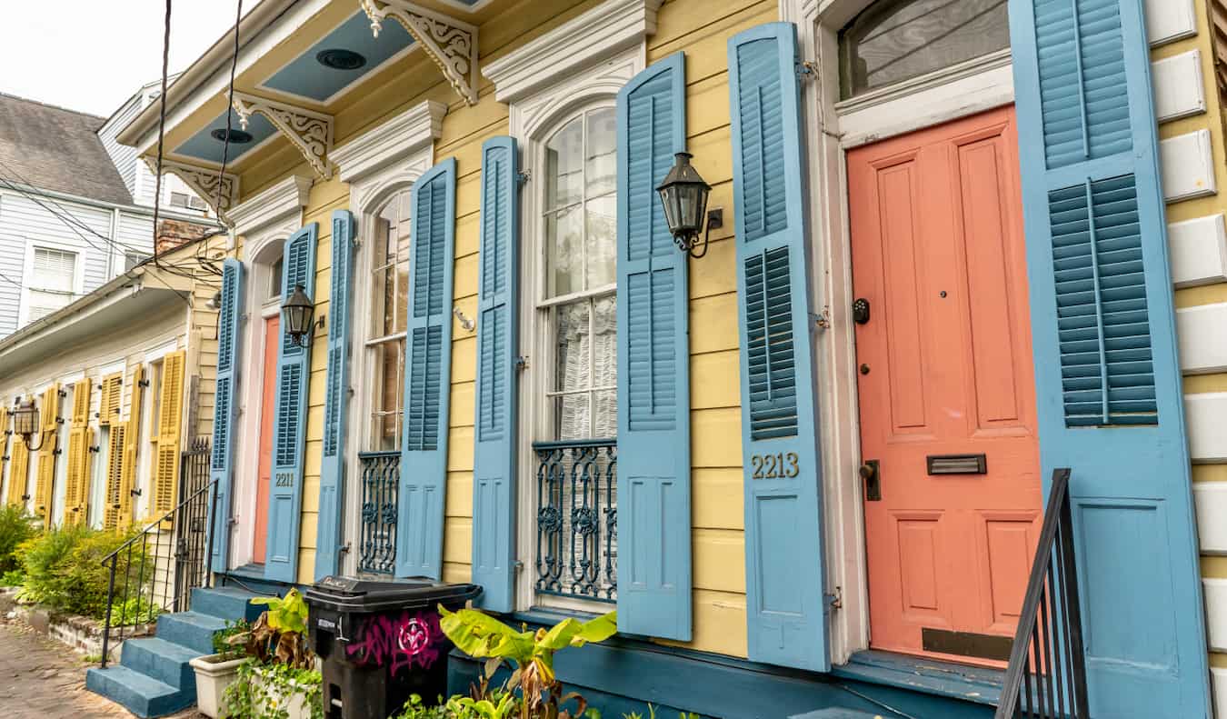 美国新奥尔良马里尼地区一条安静街道上的一座色彩缤纷的房子
