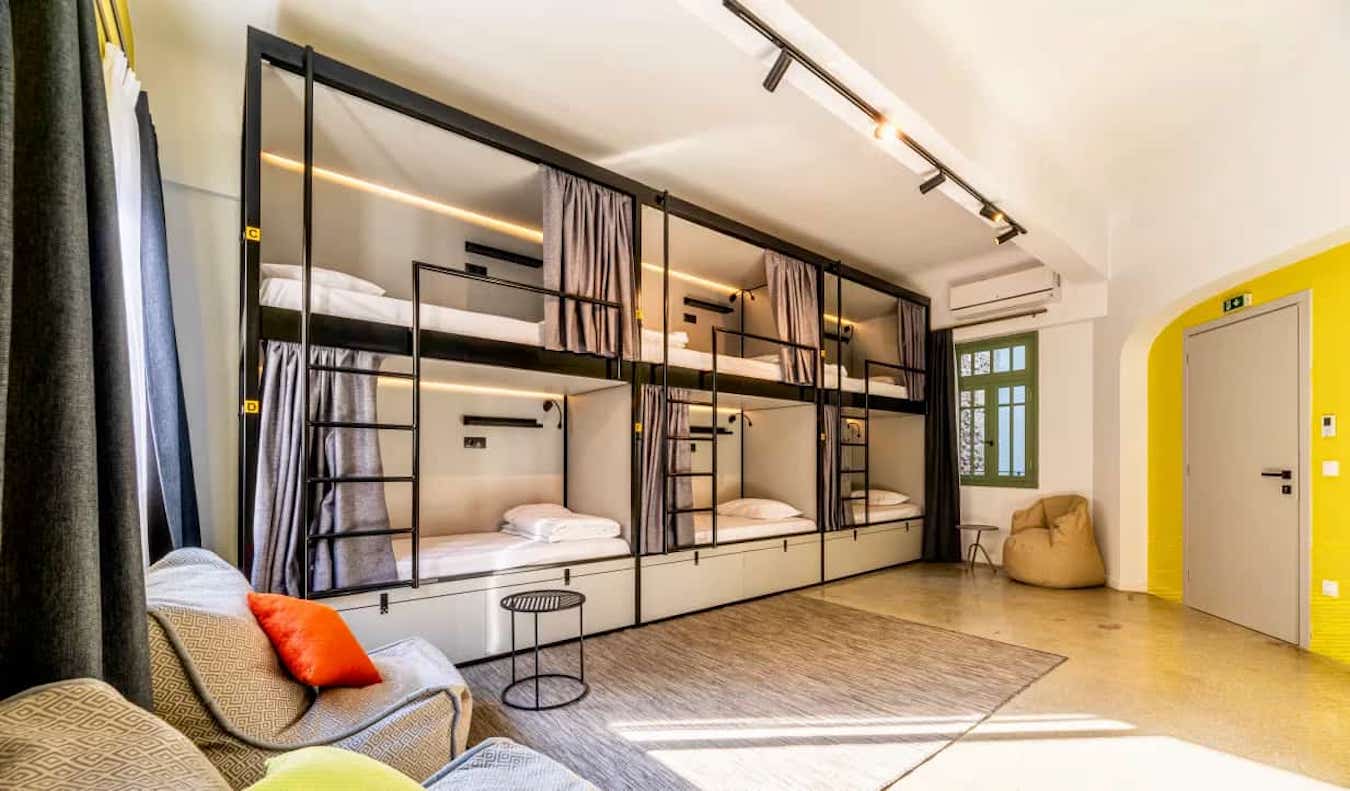 Un enorme dormitorio con grandes literas en el albergue Athens Hub en Atenas, Grecia