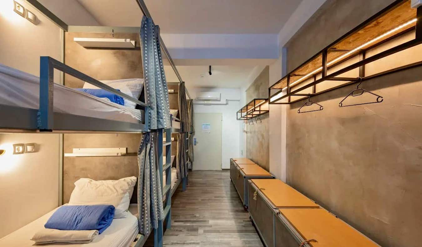 أسرّة مريحة مع ستائر في غرفة النوم في Bedbox hostel في أثينا