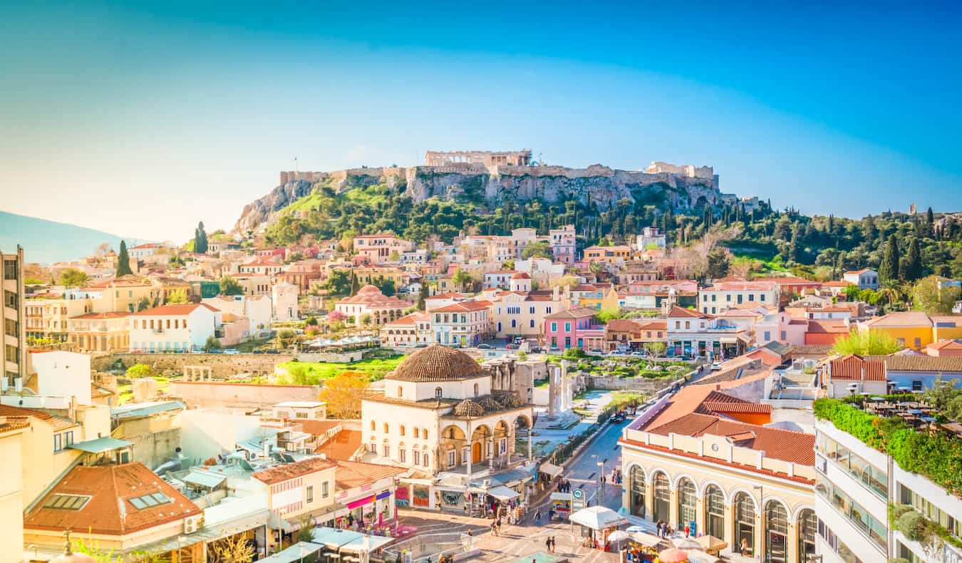 La vista que domina la histórica Atenas, Grecia con la Acrópolis en la distancia