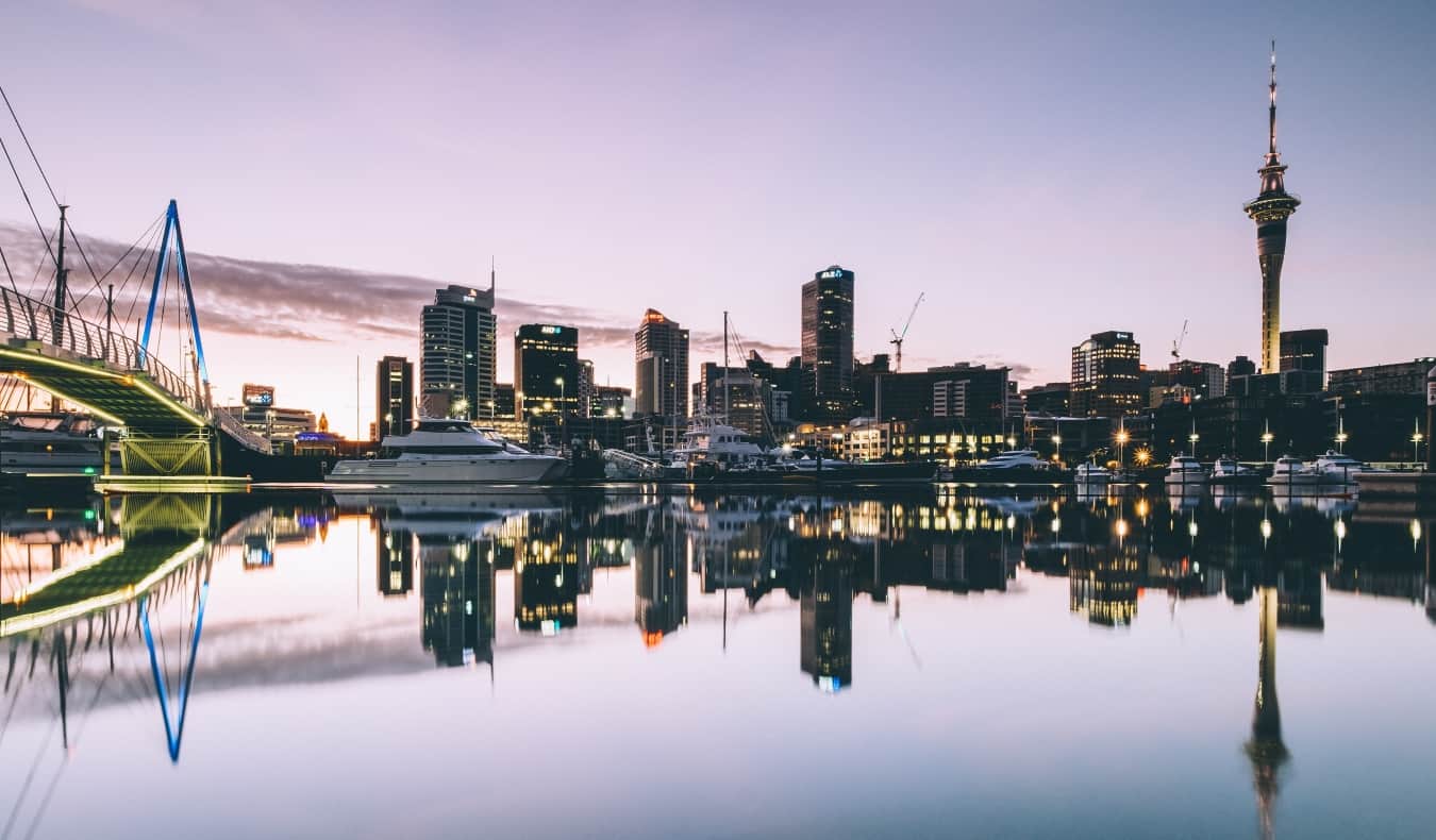 Porti dhe horizonti i Auckland, Zelanda e Re, gjatë natës