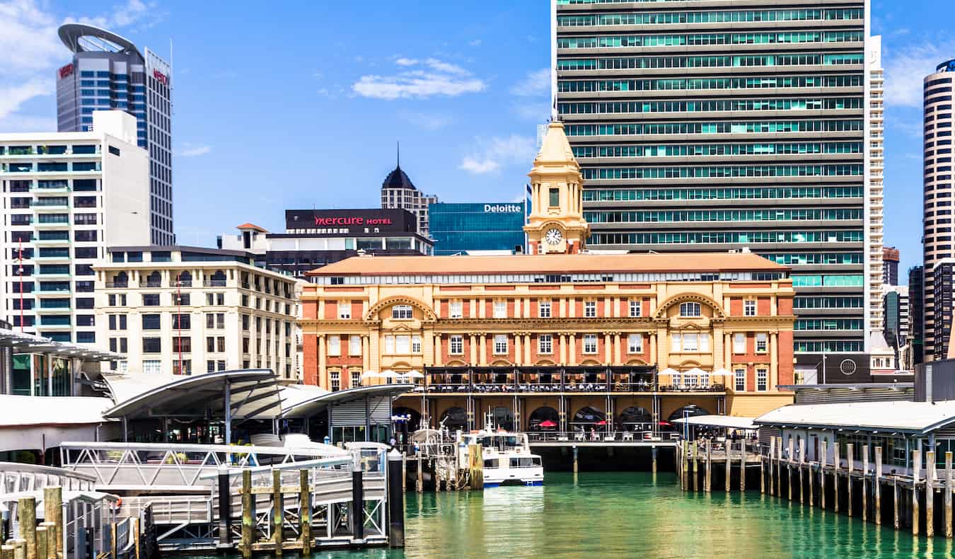 Porti në Britomart, Auckland pranë bregut në qendër të qytetit me ndërtesa të larta në sfond