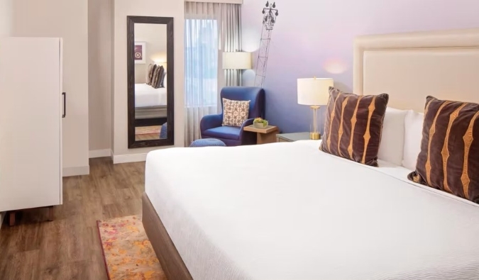Un grand lit dans une petite chambre de l'hôtel Indigo à Austin, au Texas.
