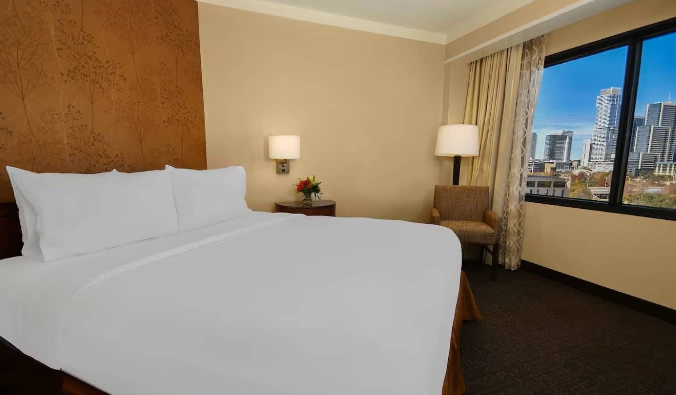 Chambre simple avec un grand lit à l'Embassy Suites by Hilton à Austin, Texas.