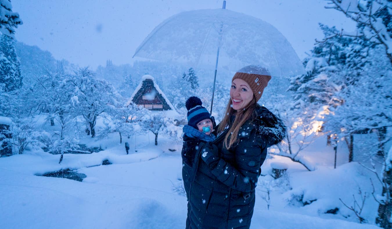 博主Kristin Addis带着她的孩子在大雪纷飞的日本旅行