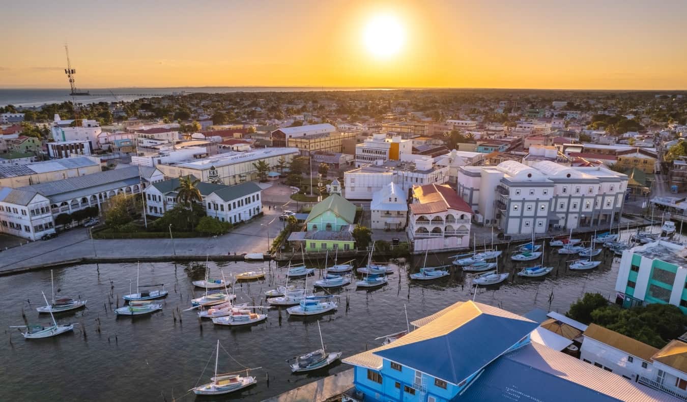 Foto udara area mulut sungai yang dipenuhi perahu di dekat pusat kota Belize City