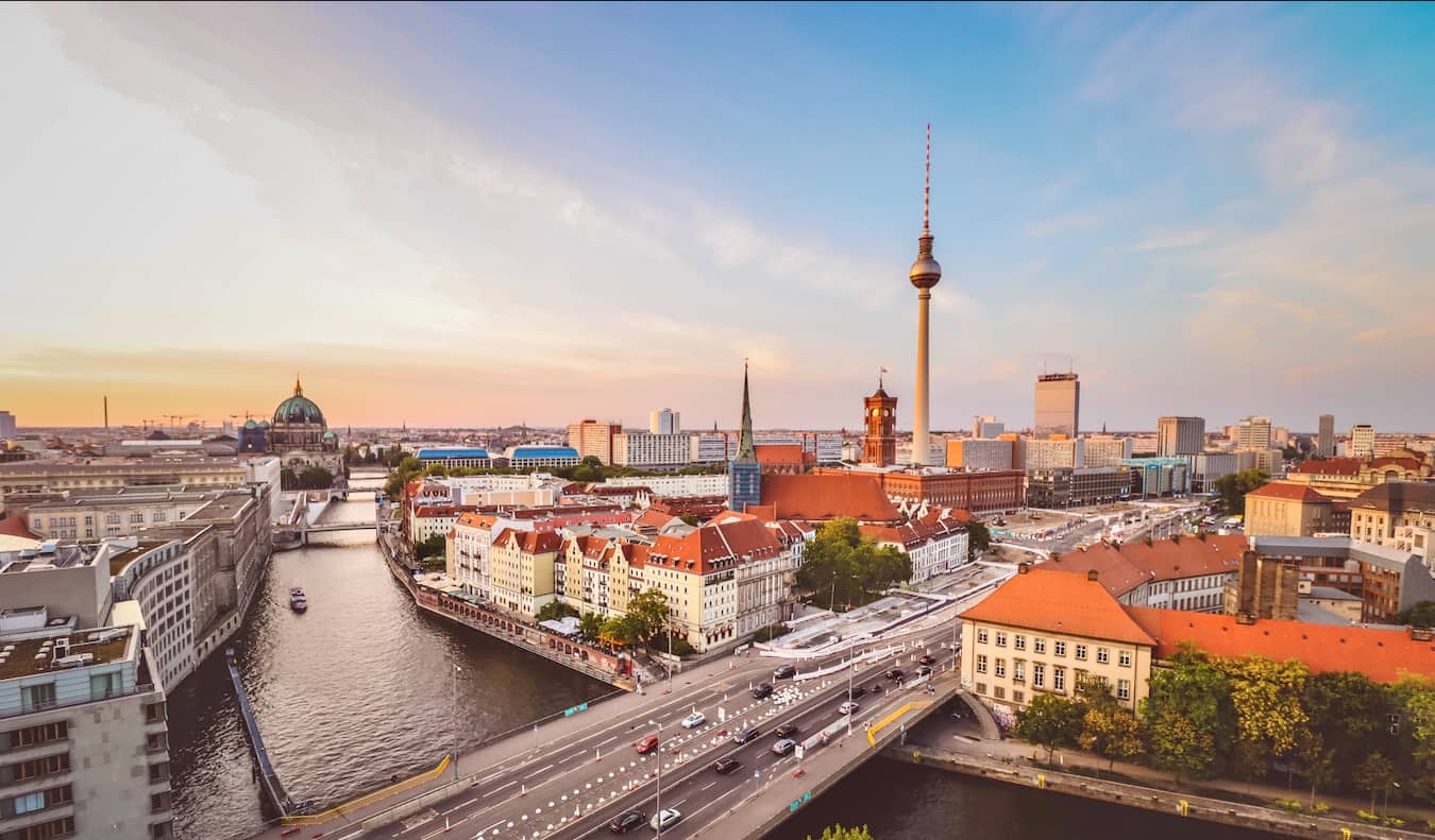 柏林电视塔坐落在美丽的德国柏林市中心