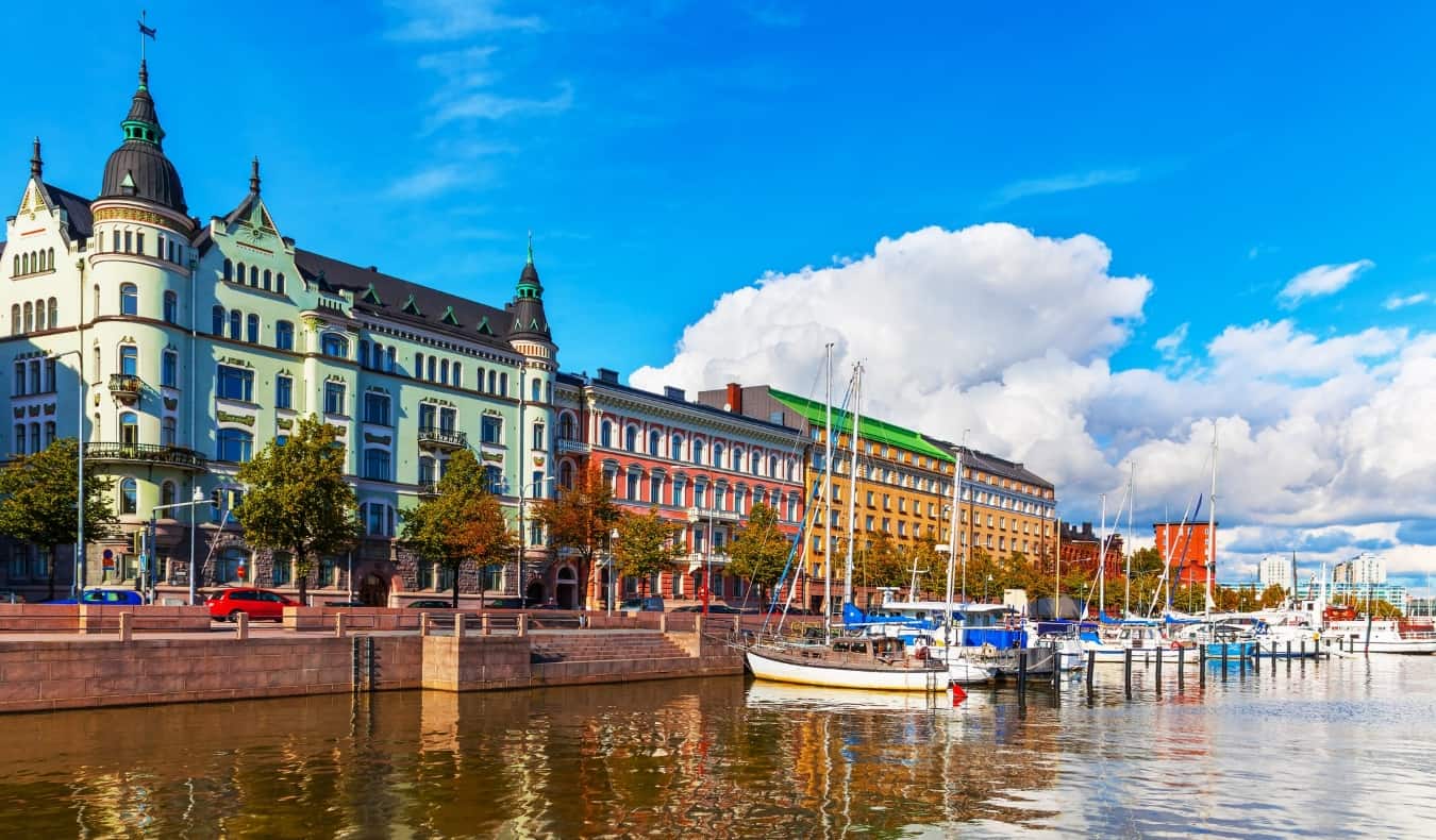 Le front de mer d'Helsinki, en Finlande, avec des voiliers amarrés et des bâtiments colorés