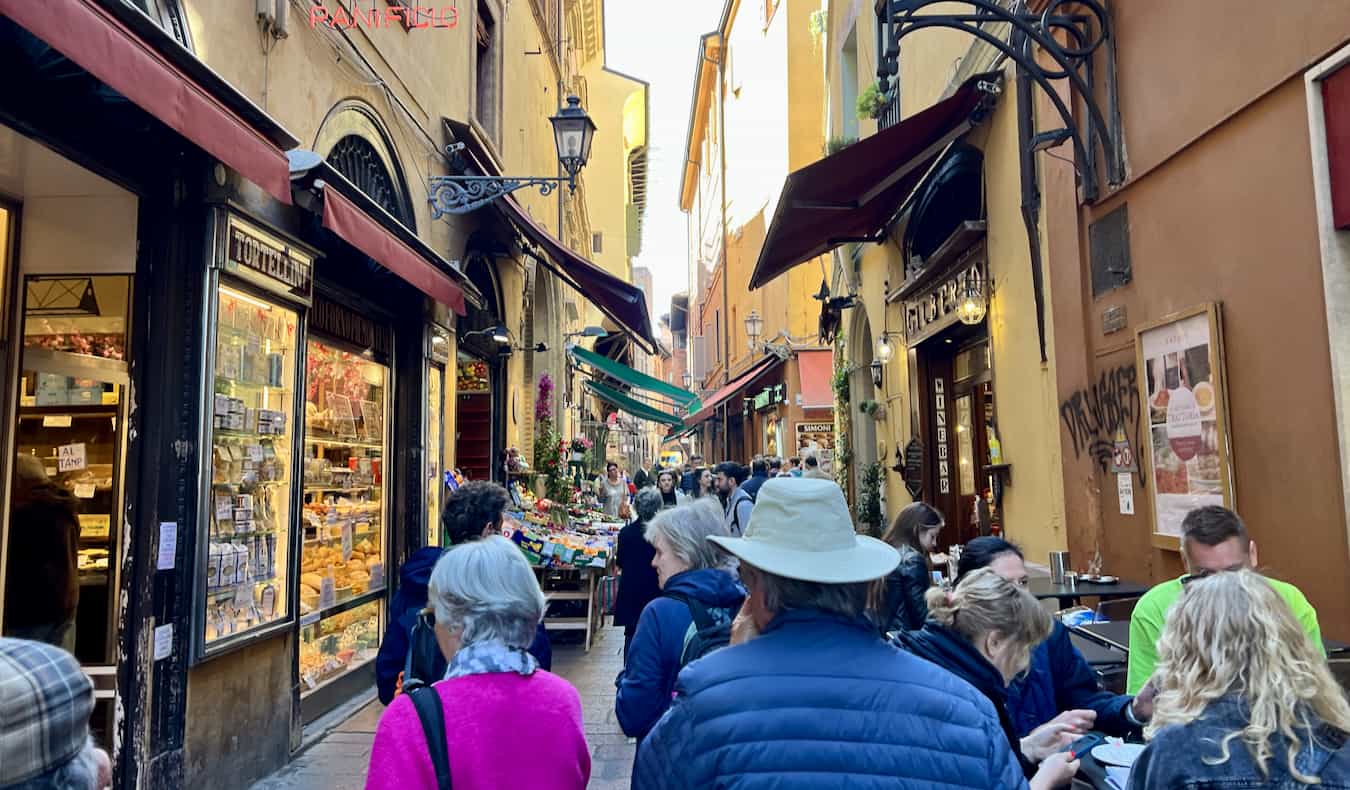 Gente en un tour gastronómico explorando Bolonia, Italia