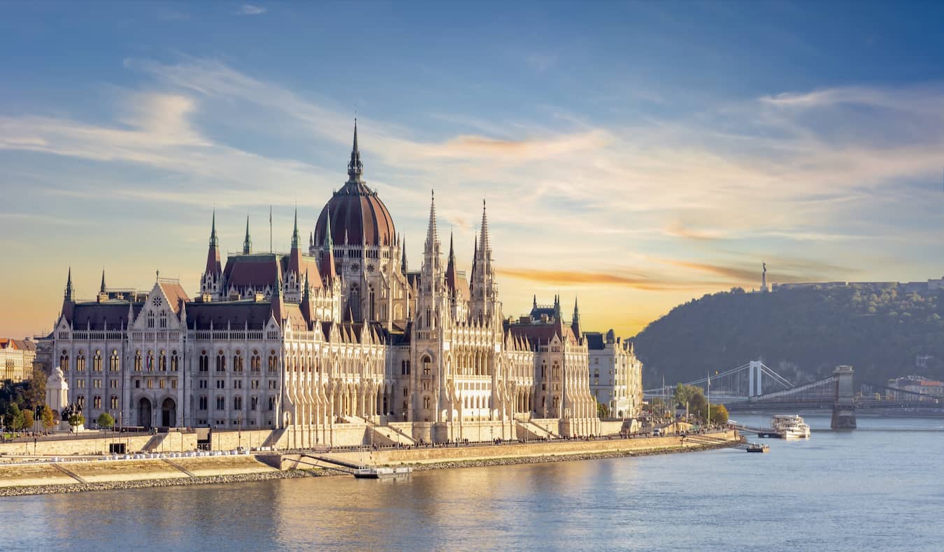 Le magnifique bâtiment du Parlement le long du Danube à Budapest, en Hongrie