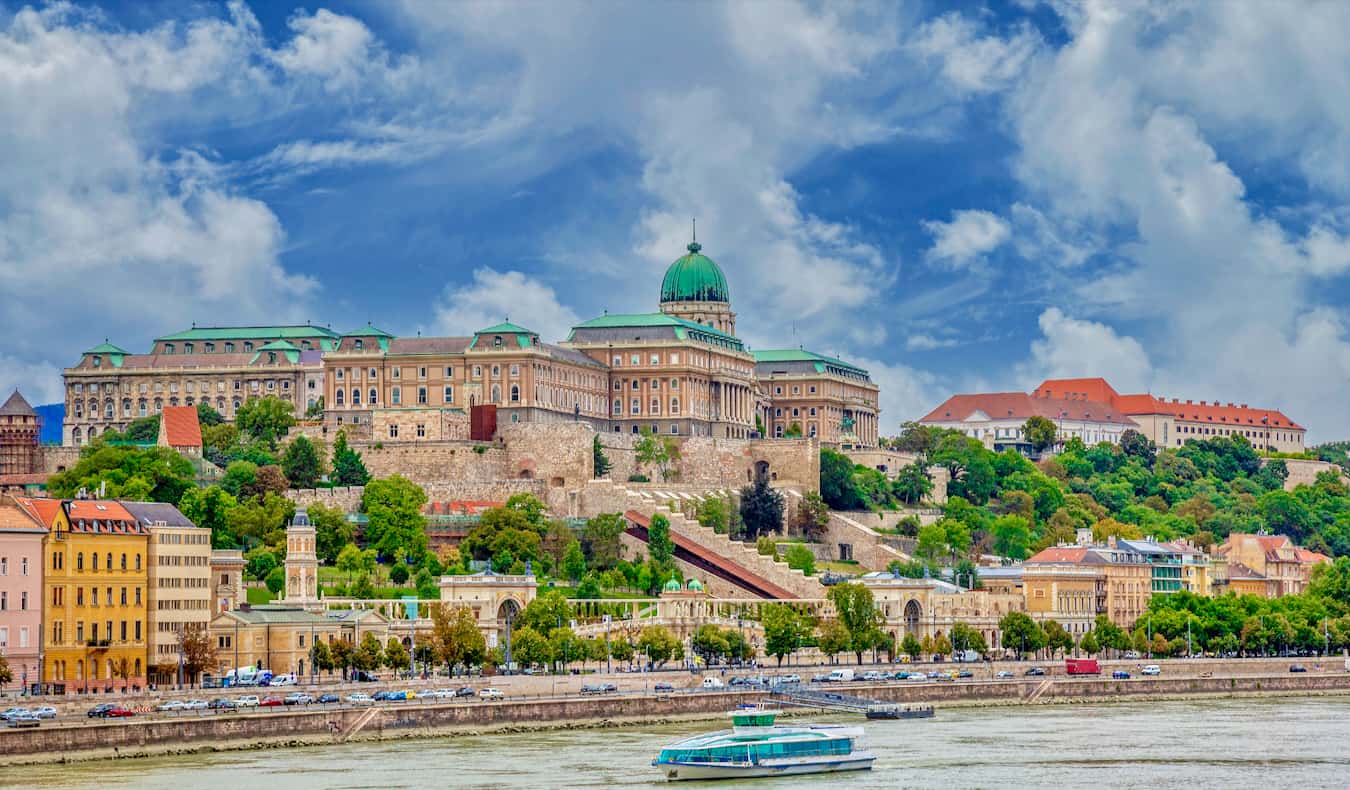 L'immense château de Buda sur la colline près du Danube à Budapest, Hongrie