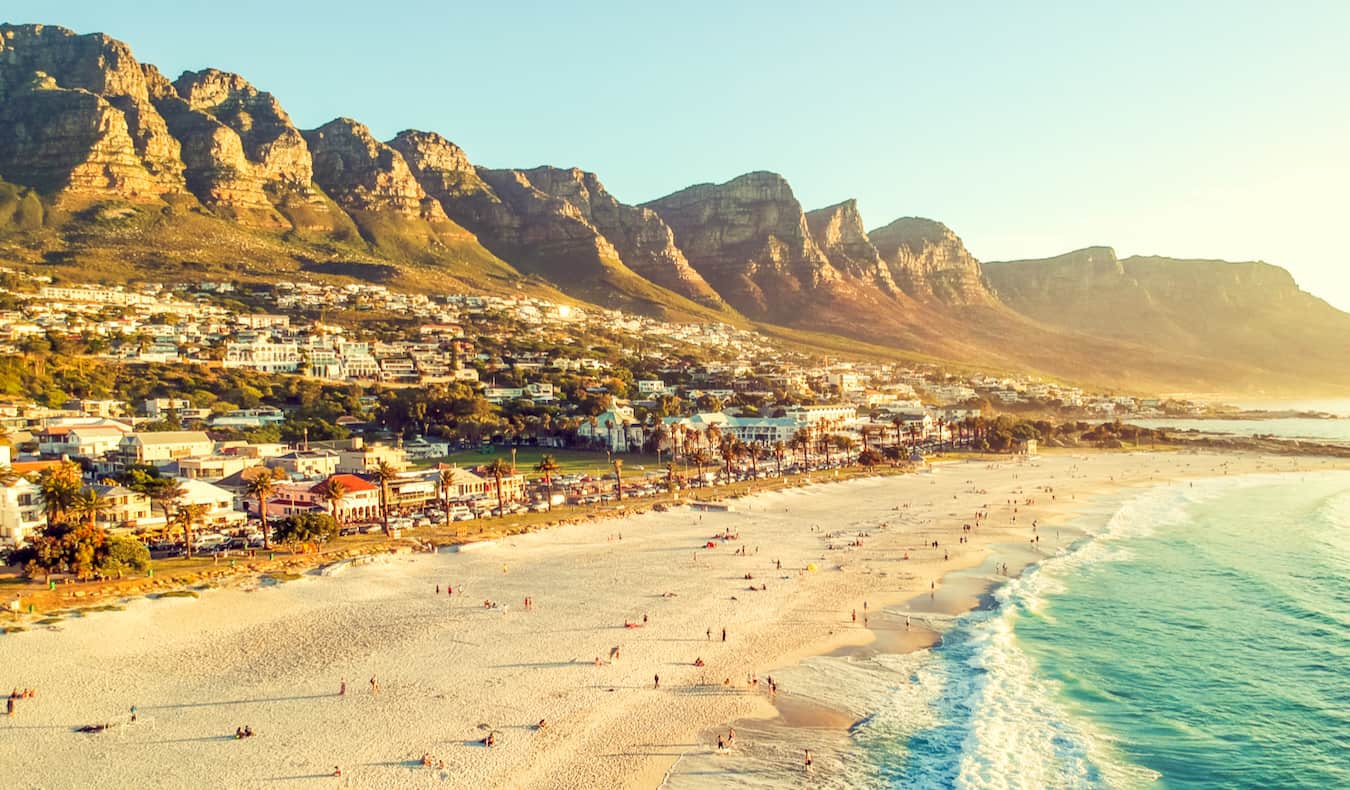 Una vista de la hermosa playa de Ciudad del Cabo, Sudáfrica, con montañas a lo lejos