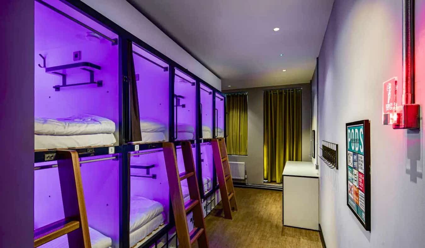 Um dormitório com camas tipo cápsula no Jacobs Inn em Dublin, Irlanda