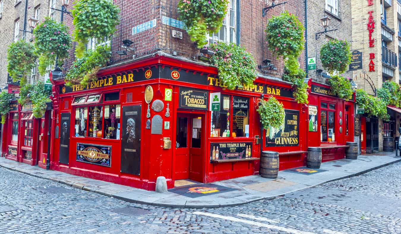 O icônico Temple Bar no centro de Dublin, Irlanda