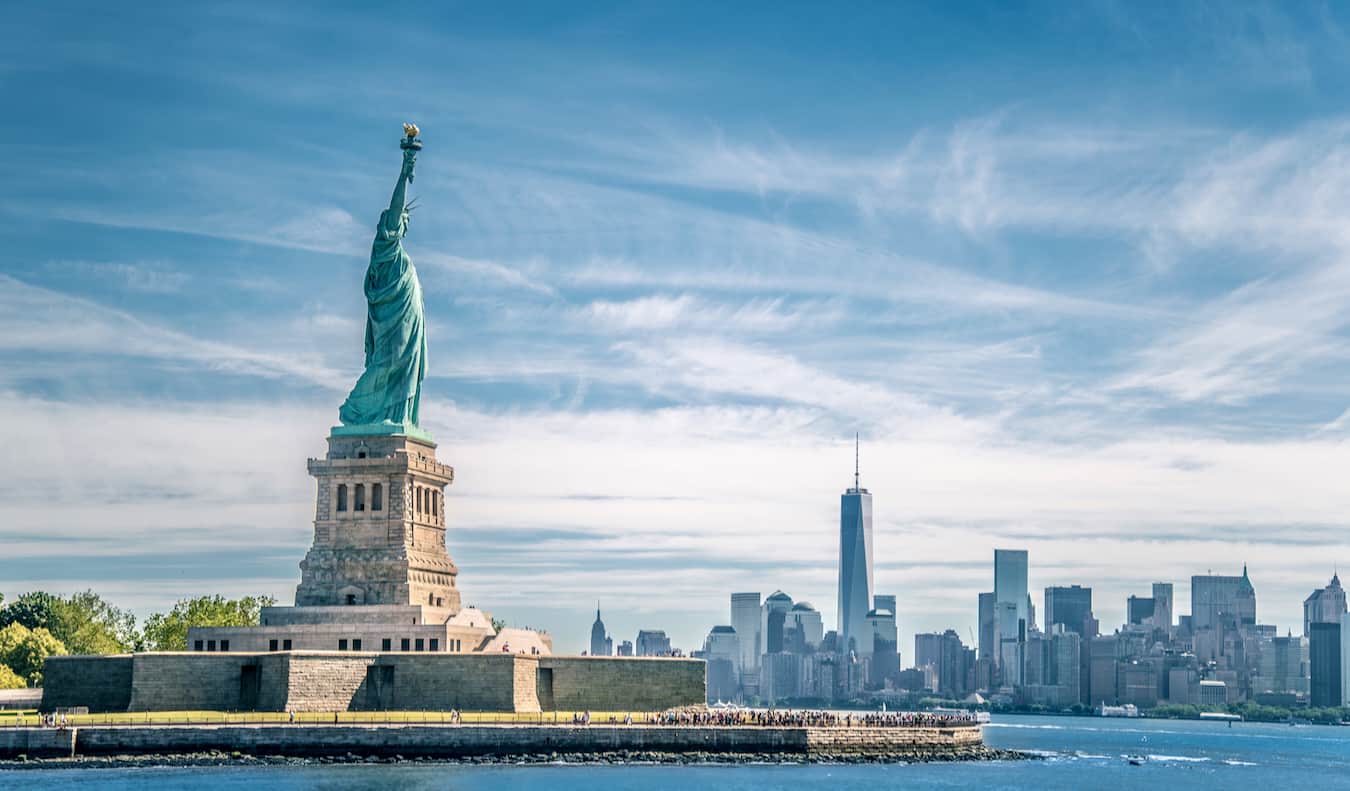L'imposante Statue de la Liberté à New York par une journée ensoleillée.