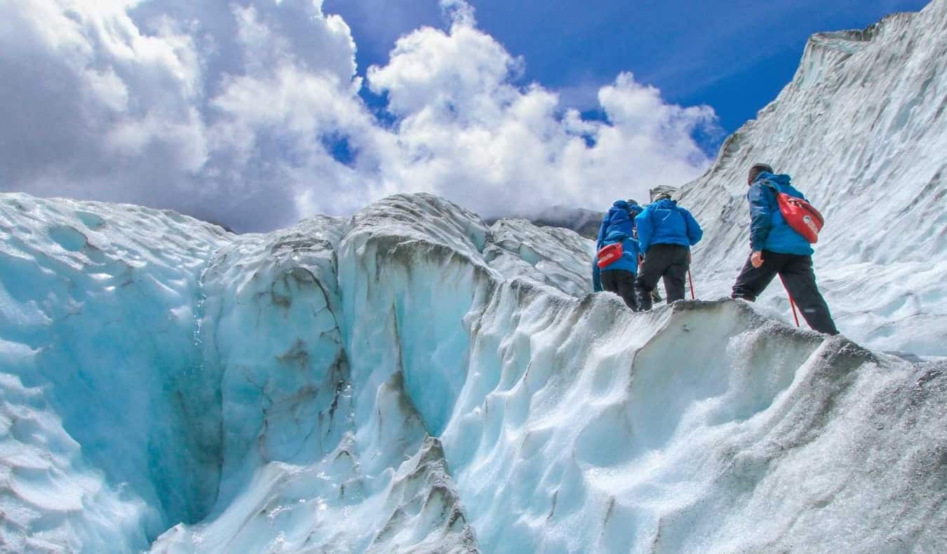 人们在新西兰弗朗茨约瑟夫的冰川上徒步旅行