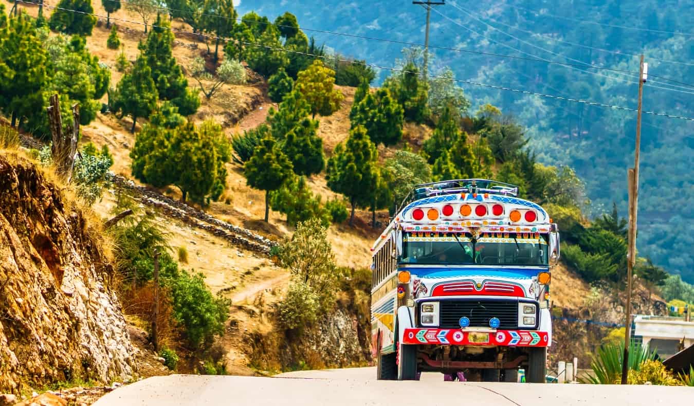 Salah satu dari banyak bus ayam lokal berwarna -warni di Guatemala, Amerika Tengah