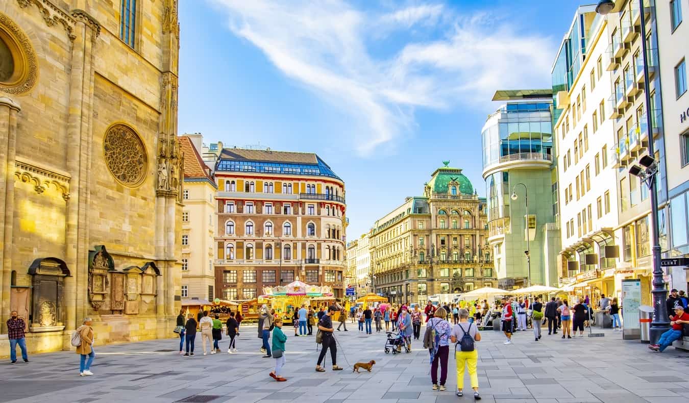 Njerëzit që ecin rreth sheshit Stephansplatz në një ditë me diell në Vjenë, Austri